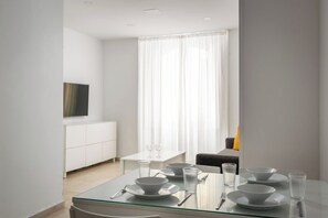 Standard Apartment, 1 Bedroom (Ground Floor) | Wohnbereich | 26-Zoll-LCD-Fernseher mit Digitalempfang, Fernseher