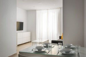 Standard Apartment, 1 Bedroom (Ground Floor) | Área de estar | TV LCD 26 polegadas com canais digitais, TV