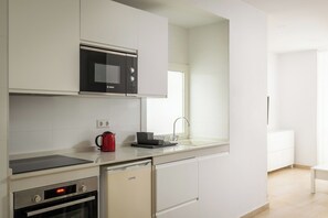 Standard Apartment, 1 Bedroom (Ground Floor) | Eigene Küche | Ofen, Herdplatte, Geschirrspüler, Wasserkocher mit Kaffee-/Teezubehör