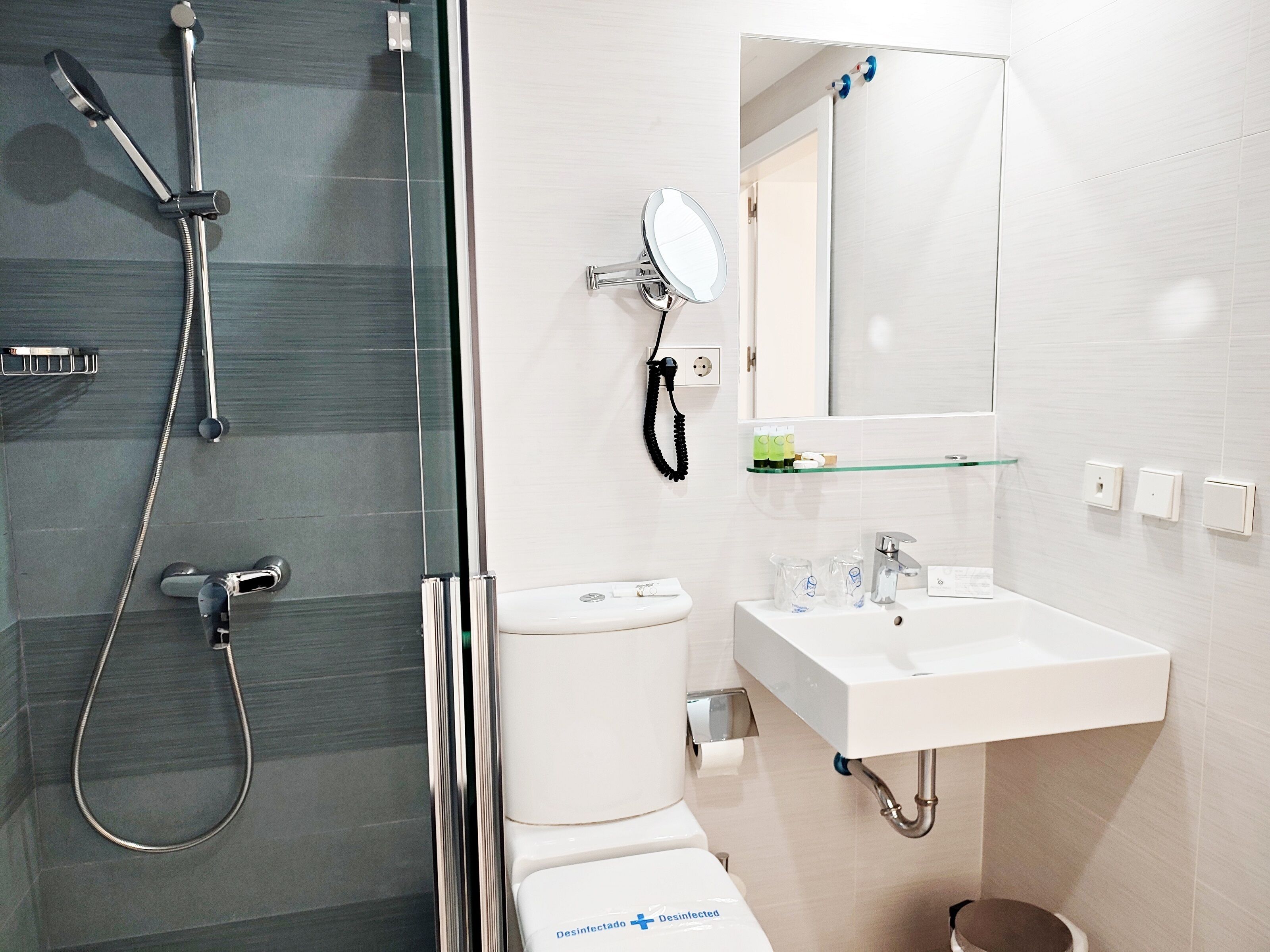 standard double room | bathroom | separate bathtub and shower, free toiletries, hair dryer, bidet