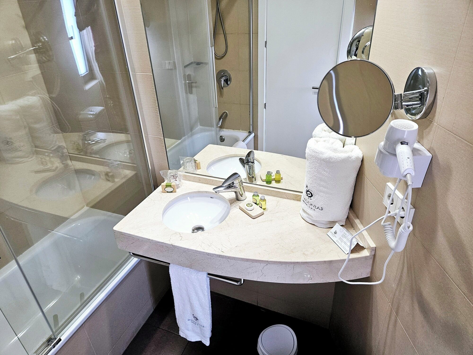 single room | bathroom | separate bathtub and shower, free toiletries, hair dryer, bidet