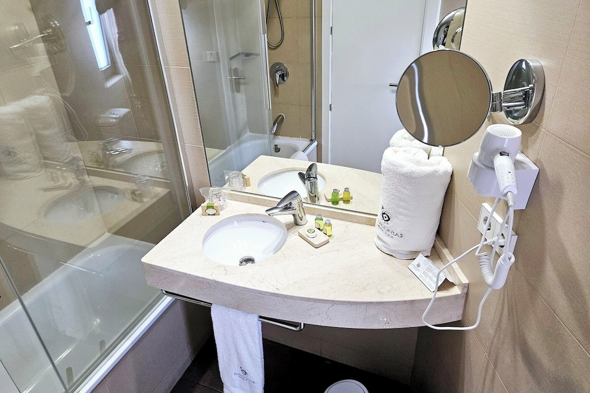 single room | bathroom | separate bathtub and shower, free toiletries, hair dryer, bidet