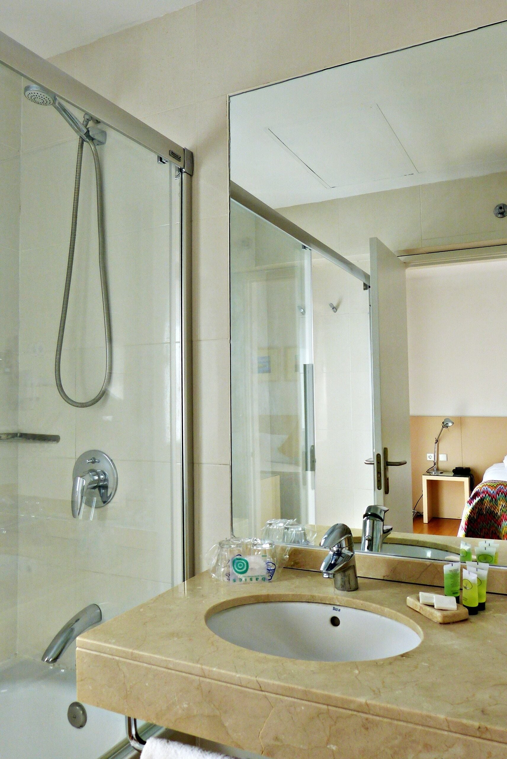 standard double room | bathroom | separate bathtub and shower, free toiletries, hair dryer, bidet