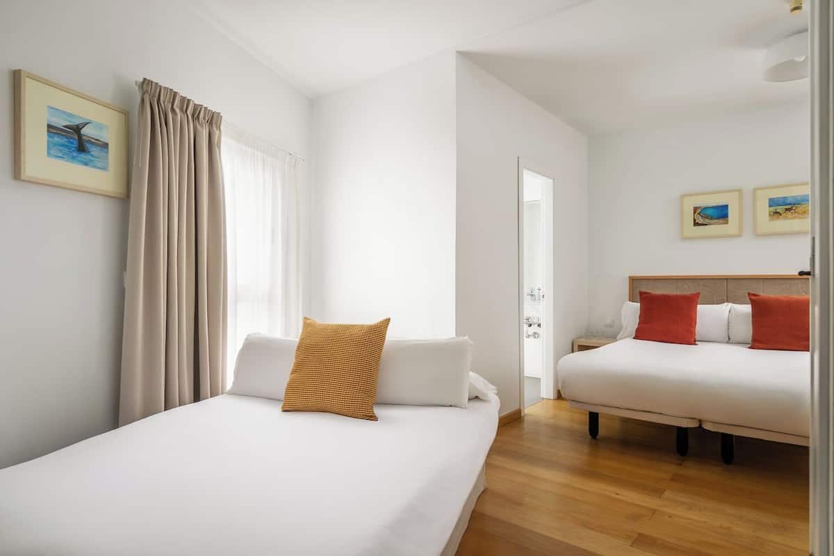 Familienzimmer, 1 Schlafzimmer | Daunenbettdecken, Pillowtop-Betten, Zimmersafe, individuell dekoriert