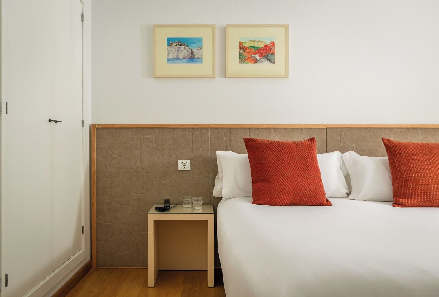 Dobbeltrom – standard | Dundyner, senger med overmadrass, safe på rommet og individuelt dekorert