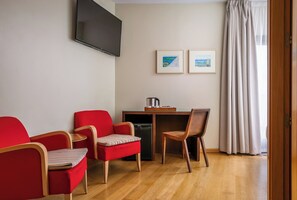 Chambre Standard, terrasse (Big ) | Aire de séjour | Téléviseur ACL de 26 po avec télévision numérique, téléviseur