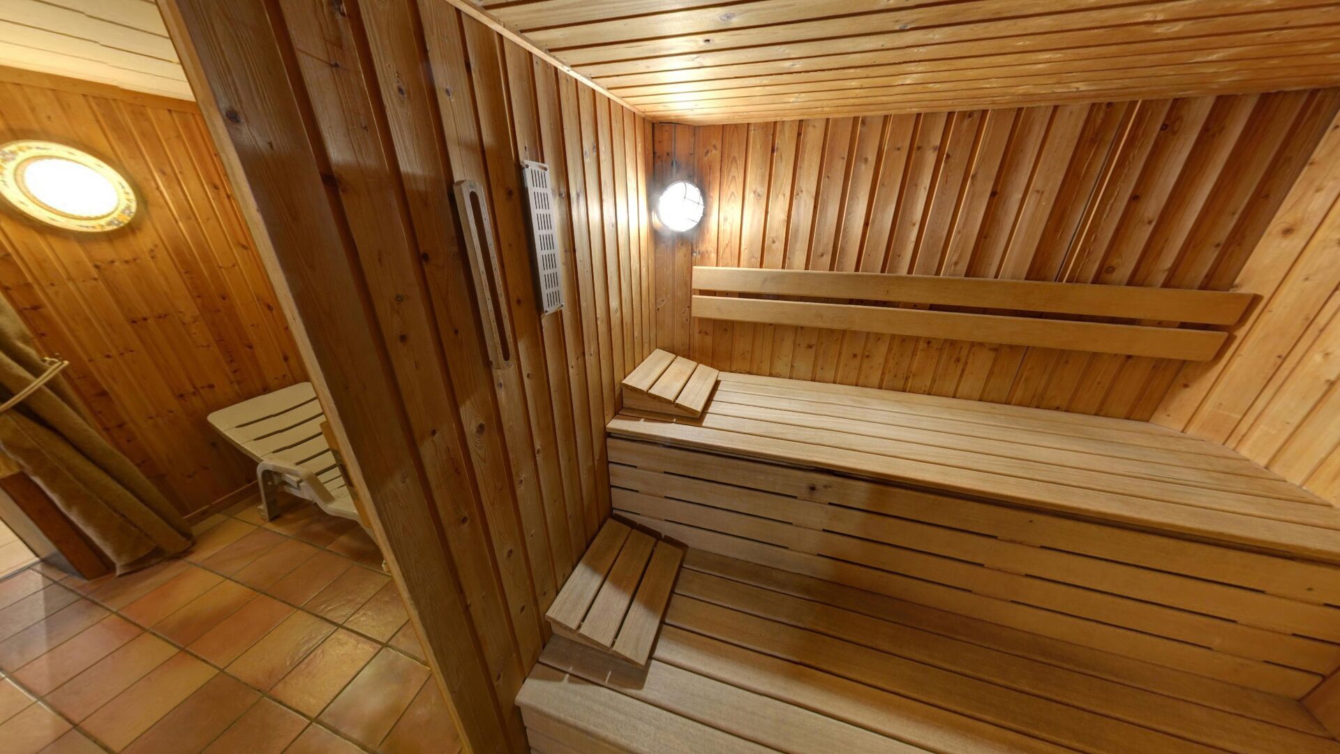 Uma sauna de madeira com bancos e uma pequena mesa.