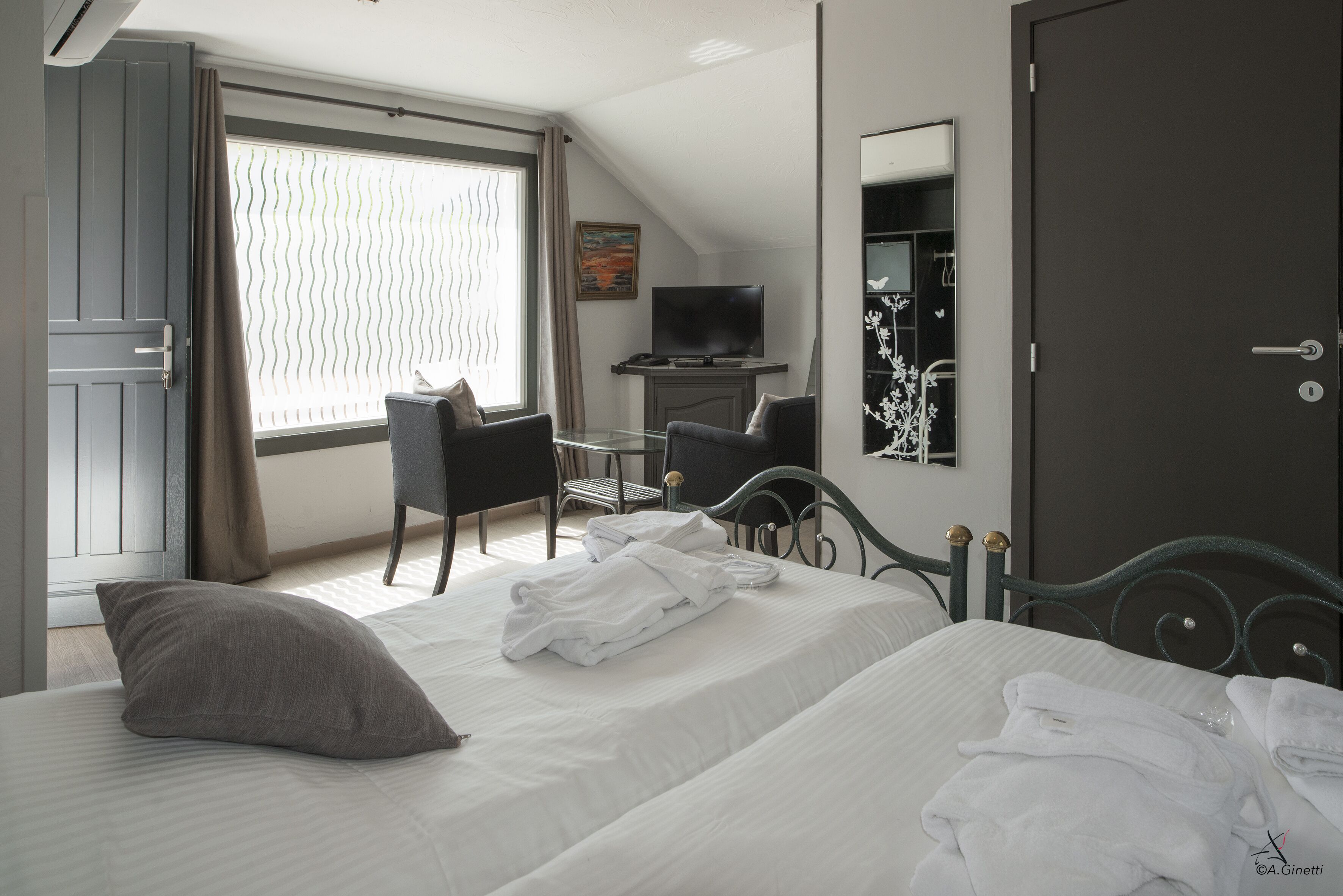 Camera doppia | Minibar, una scrivania, postazione laptop