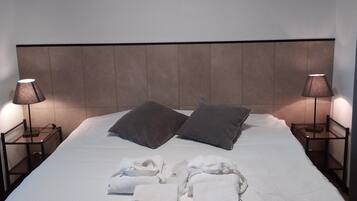 Minibar, bureau, espace de travail pour ordinateur portable