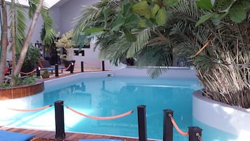 Innenpool, geöffnet von 10:00 Uhr bis 19:00 Uhr, Liegestühle
