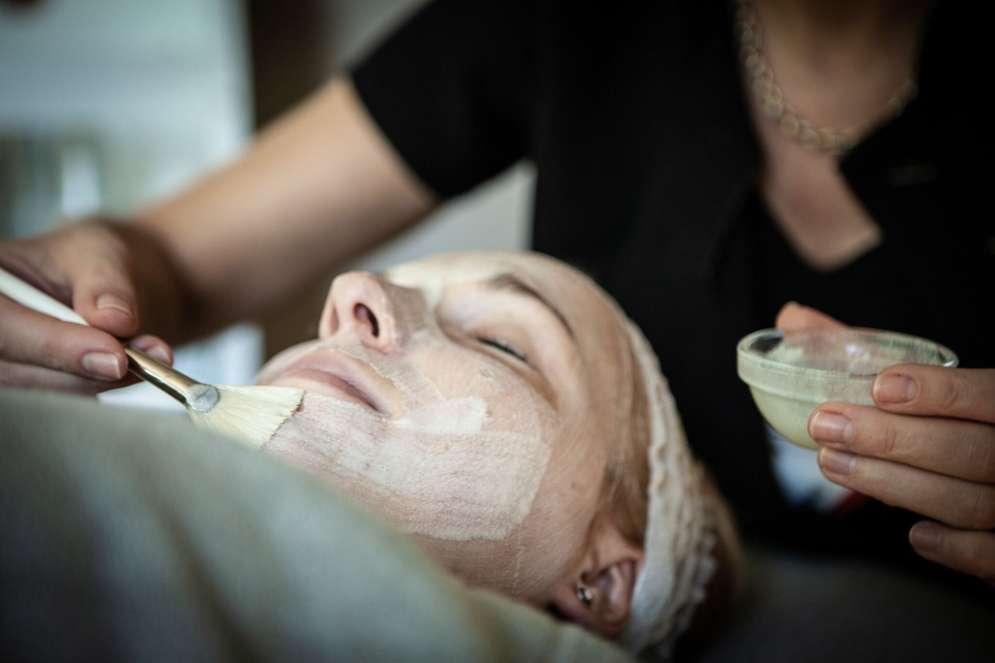 Una persona recibiendo un tratamiento facial.