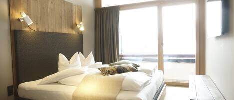 Design Double Room | In-room safe, individually decorated, individually furnished, desk