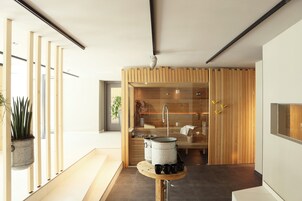 Vartalohoitoja, vartalokääreitä, vartalon kuorintoja, kasvohoitoja