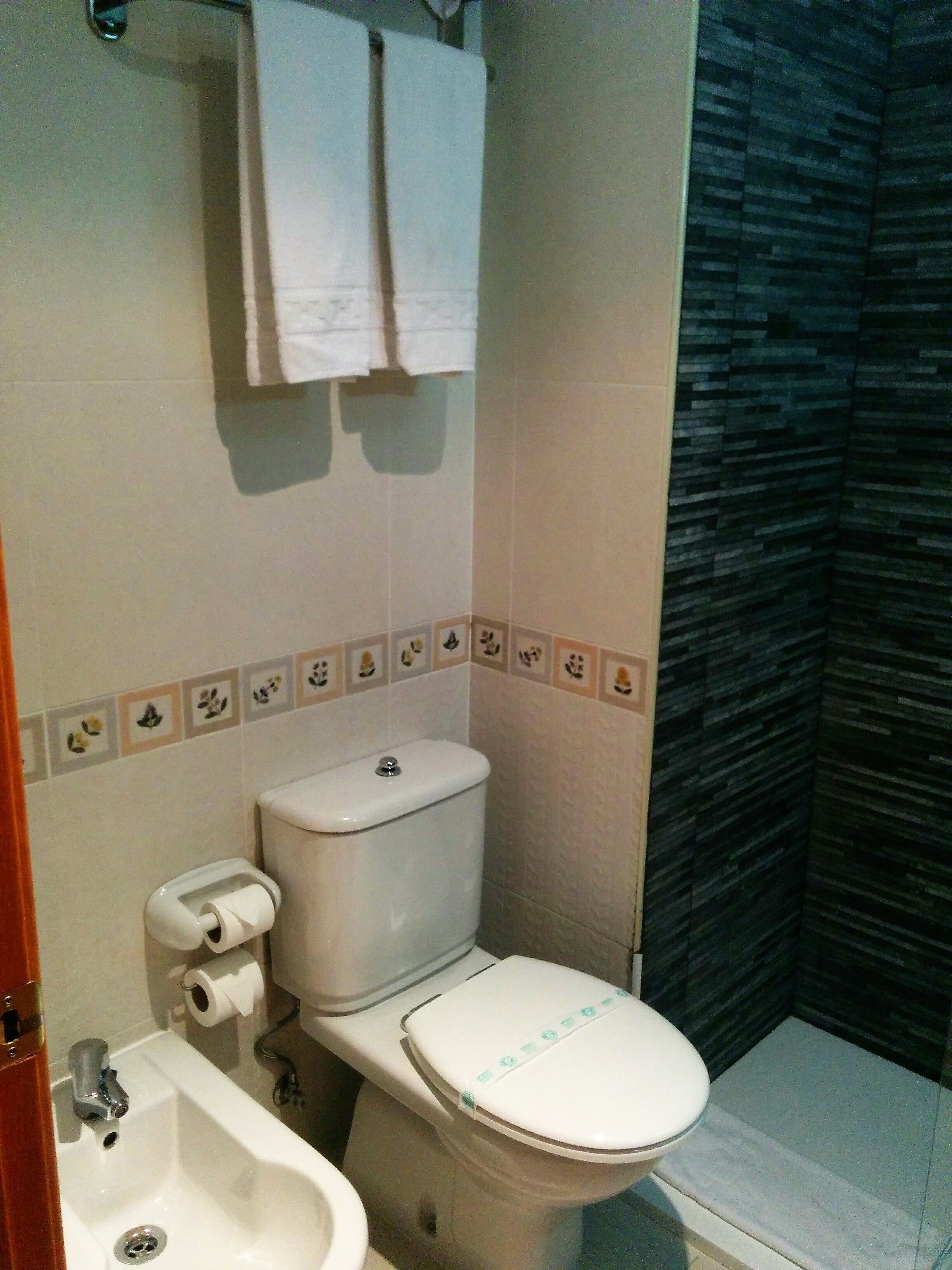 double room, 1 double bed | bathroom | combined shower/bathtub, free toiletries, hair dryer, towels