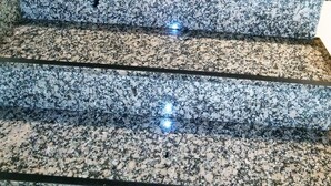 Eine Treppe aus Granit mit einer spiegelnden Oberfläche.