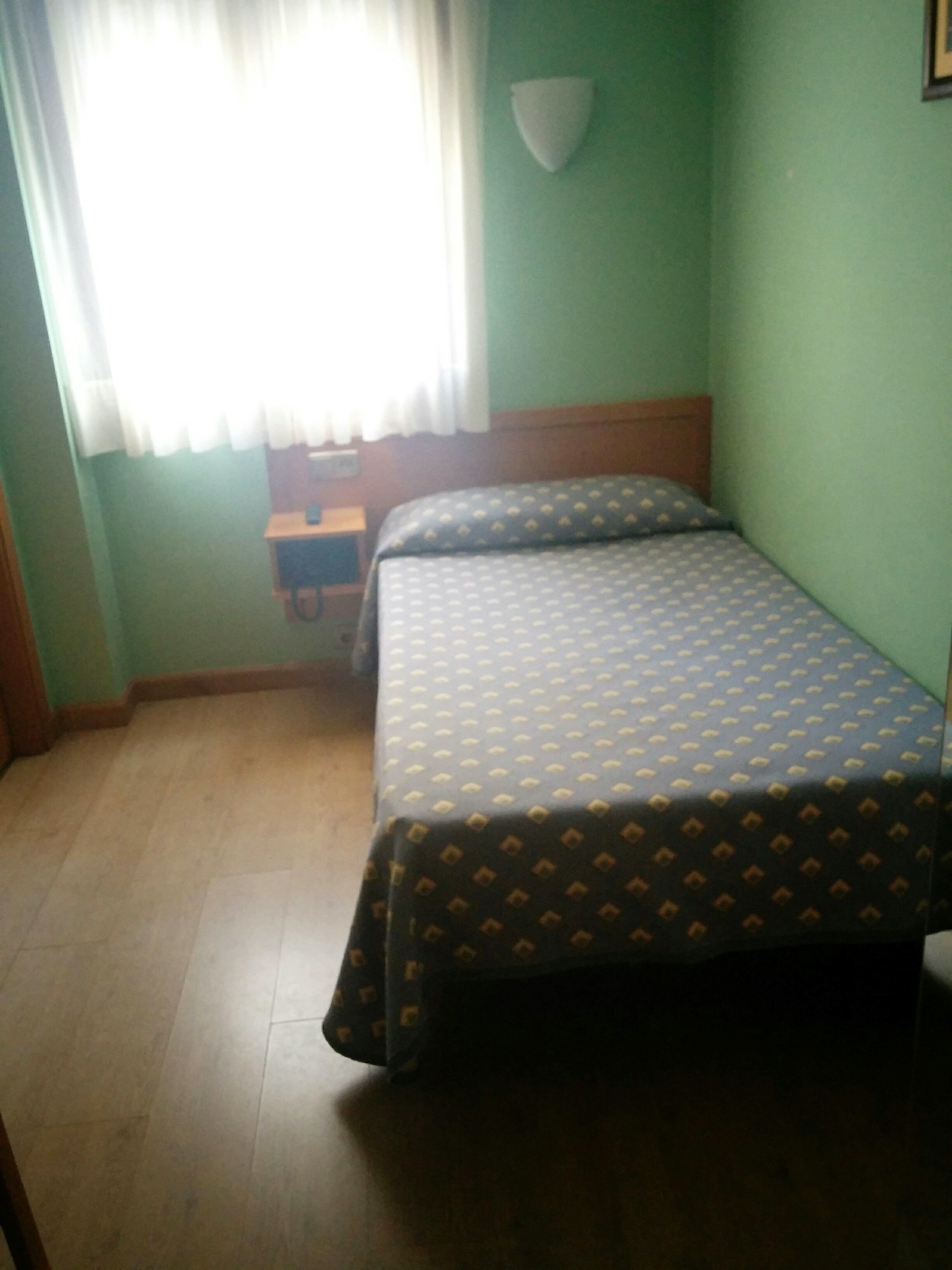 single room | desk, soundproofing, free wifi, bed sheets