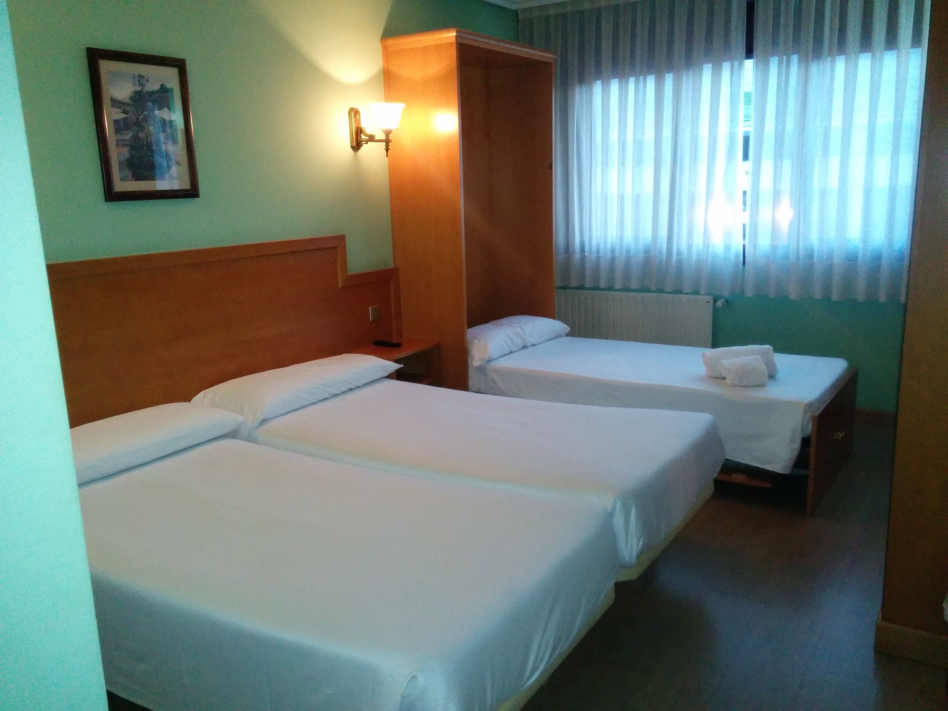 triple room | desk, soundproofing, free wifi, bed sheets