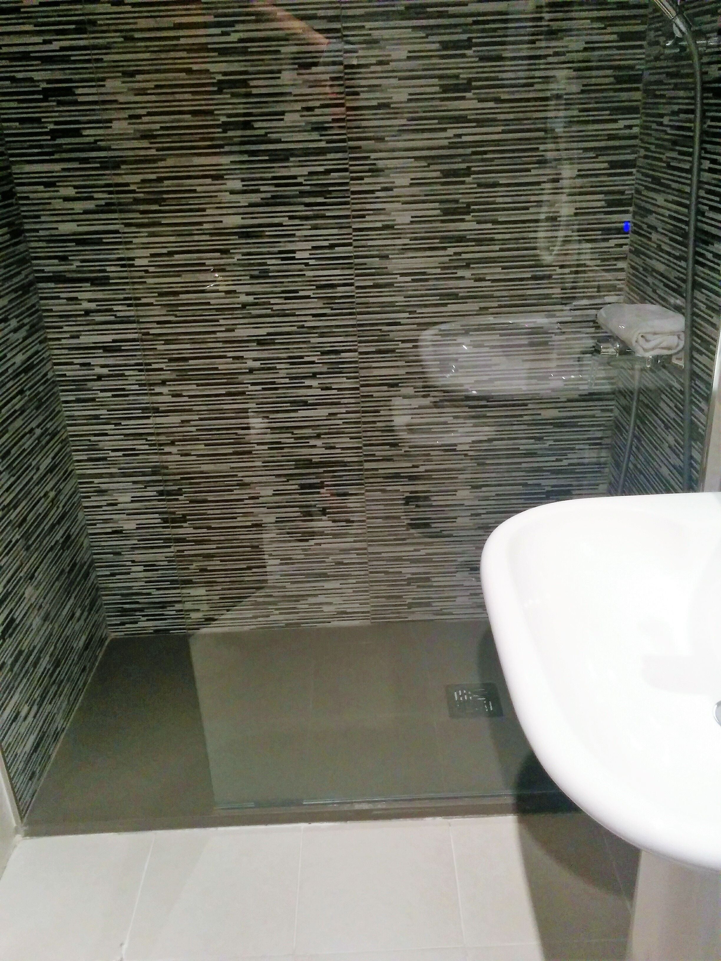 triple room | bathroom shower