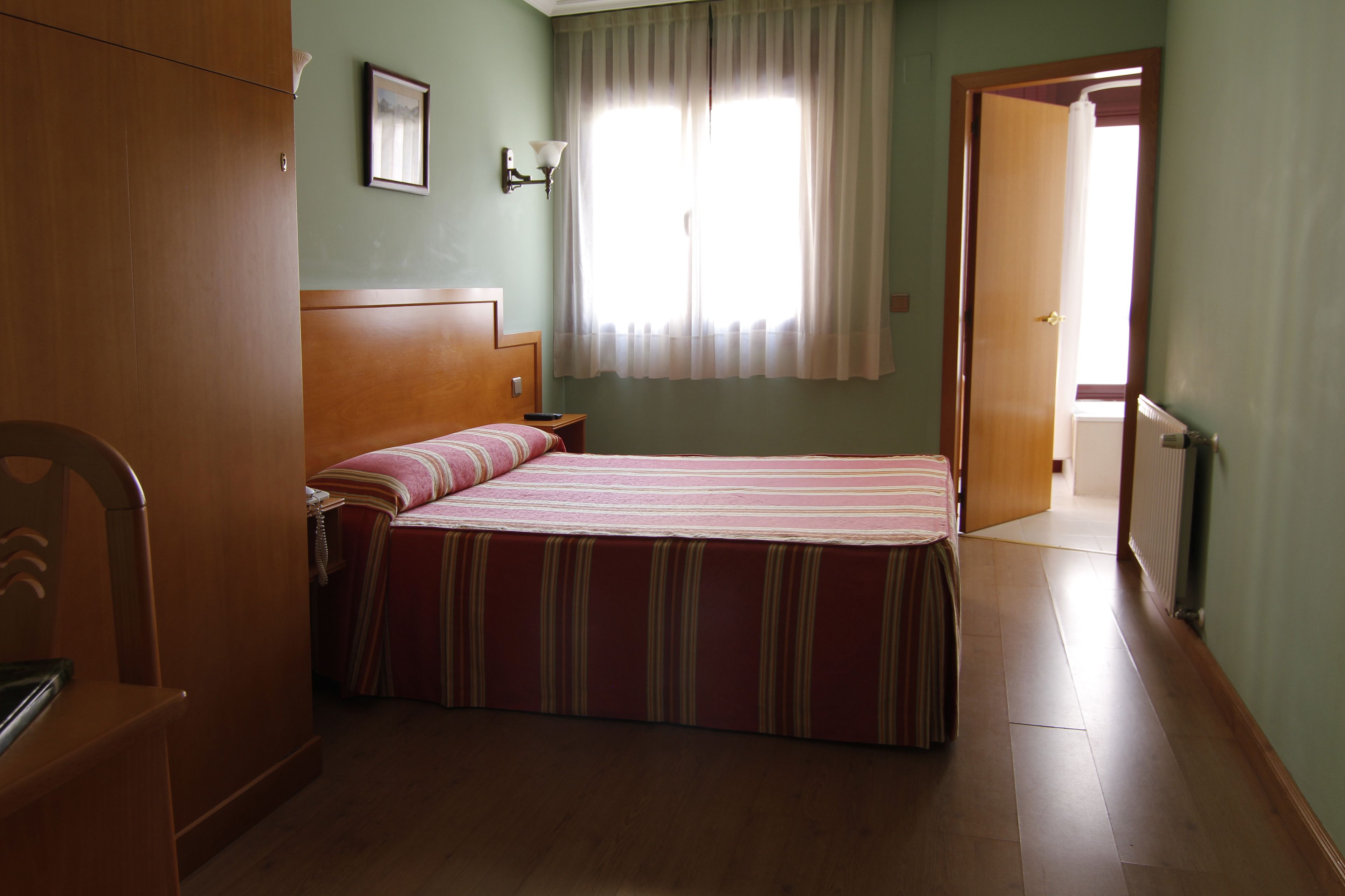 double room, 1 double bed | desk, soundproofing, free wifi, bed sheets