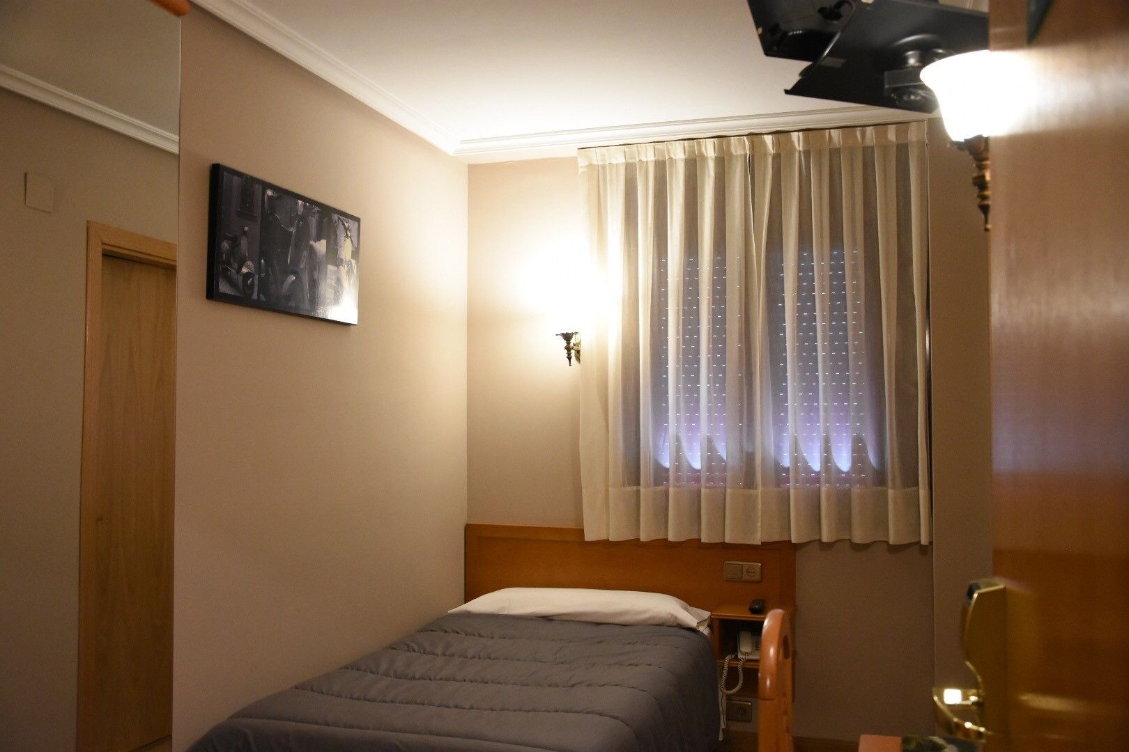 single room | desk, soundproofing, free wifi, bed sheets
