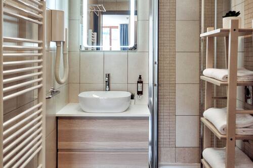 Een douche, gratis toiletartikelen, een haardroger, handdoeken