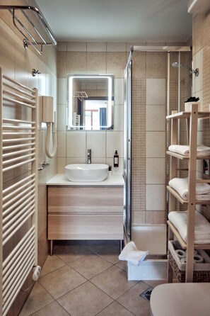 Shower, free toiletries, hair dryer, towels - Apartments Vila Piranesi (Piran)