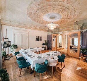 2 restaurants, breakfast, lunch, dinner served; seafood