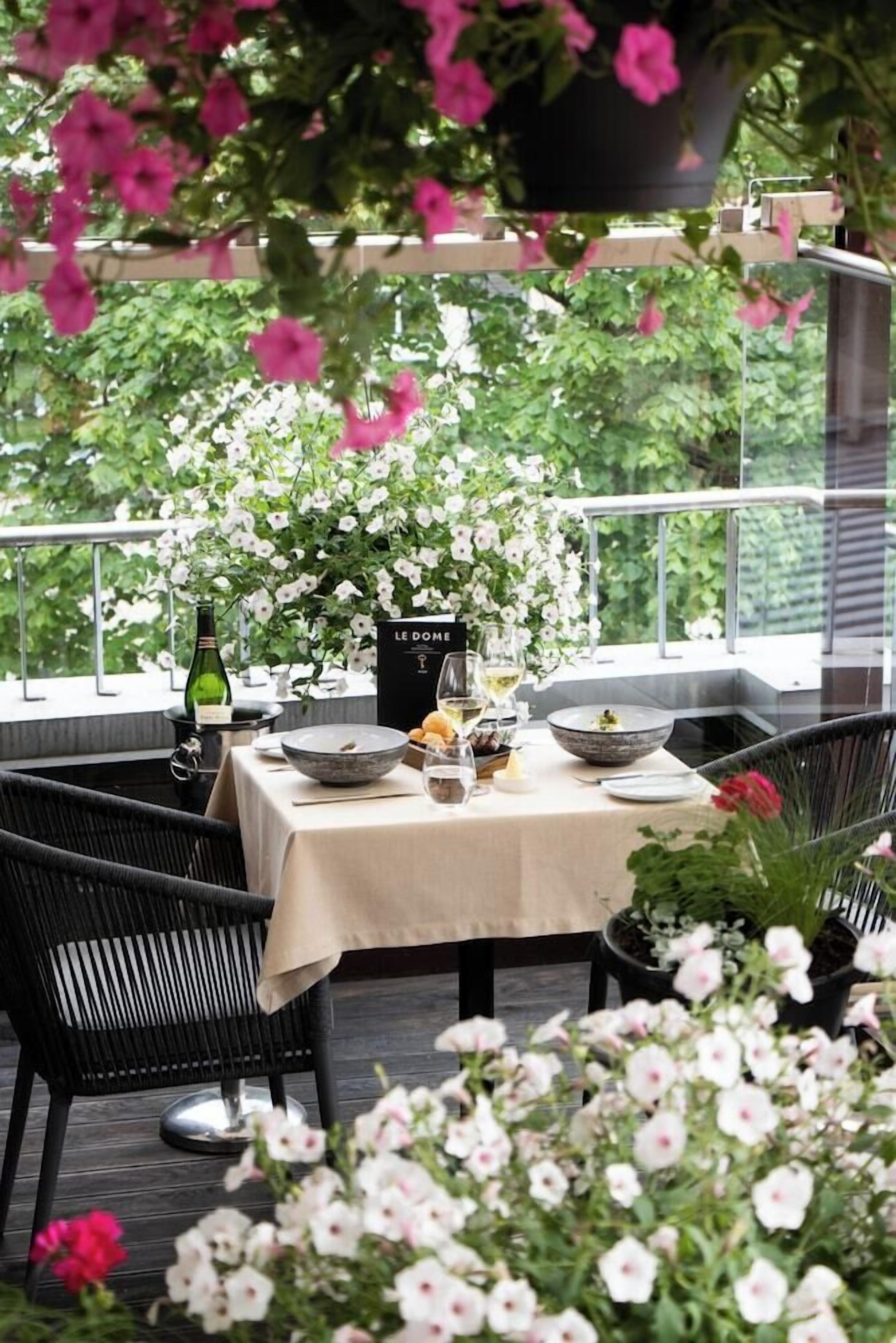 2 restaurantes, com serviço de café da manhã e almoço; frutos do mar