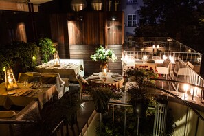 2 restaurants, breakfast, lunch, dinner served; seafood