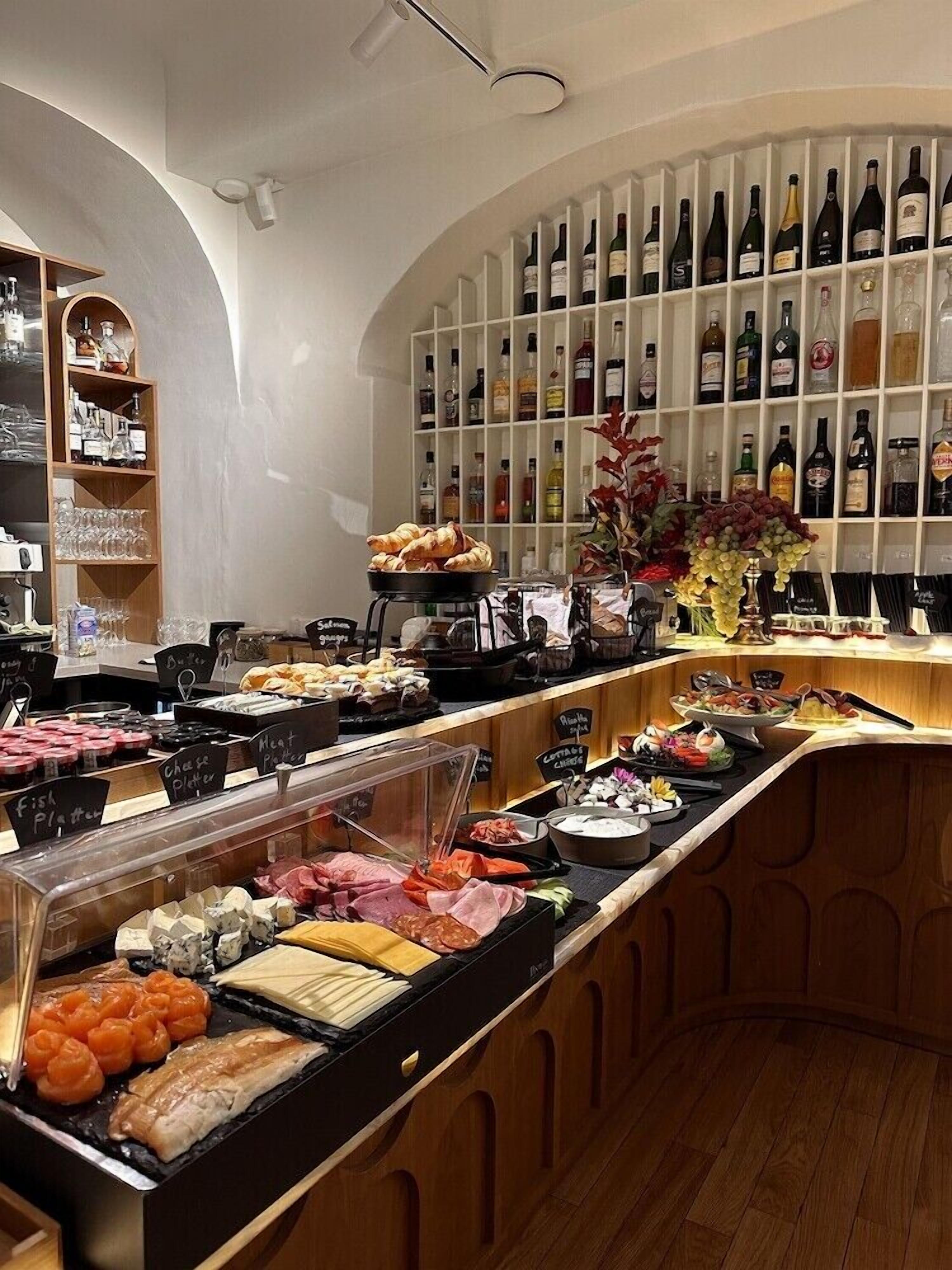 2 restaurants, breakfast, lunch, dinner served; seafood 