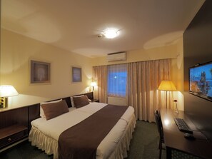 Tweepersoonskamer | Luxe beddengoed, een minibar, een kluis op de kamer, een bureau