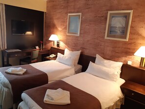 Quarto duplo luxo | Roupas de cama premium, frigobar, cofres nos quartos, escrivaninha