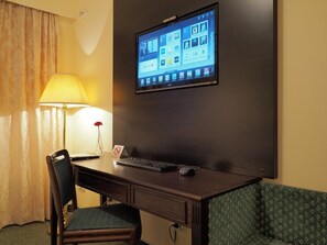 Quarto solteiro | Área de estar | TV LED 20 polegadas com canais via satélite, TV