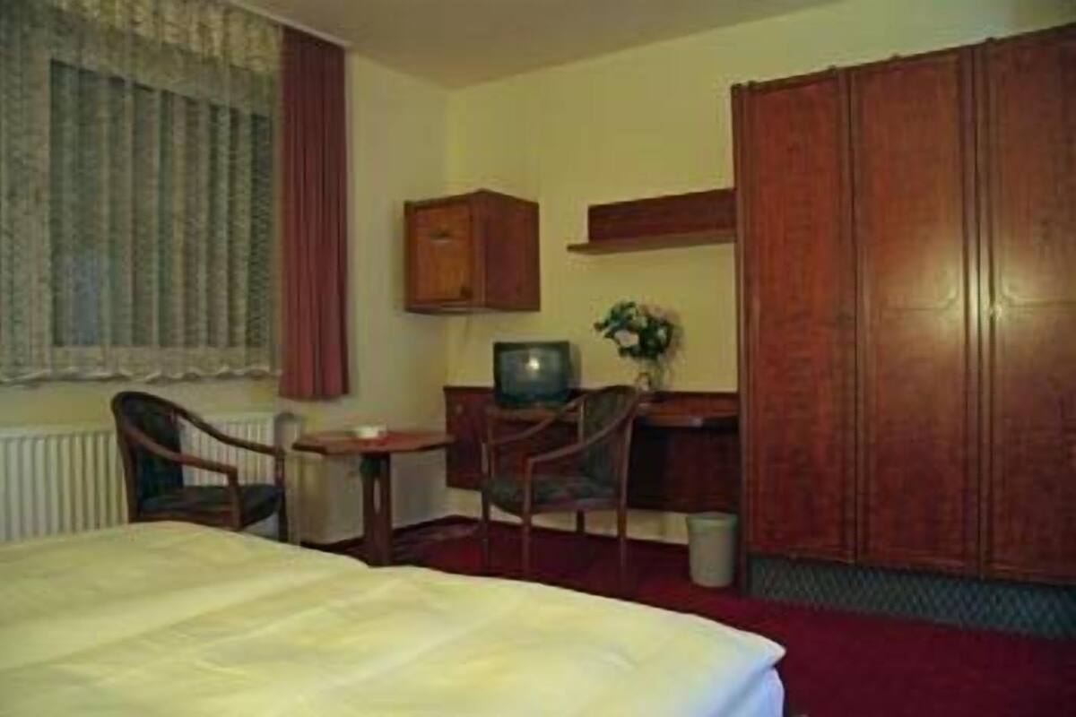 Pillow-top beds, desk, free WiFi, bed sheets
