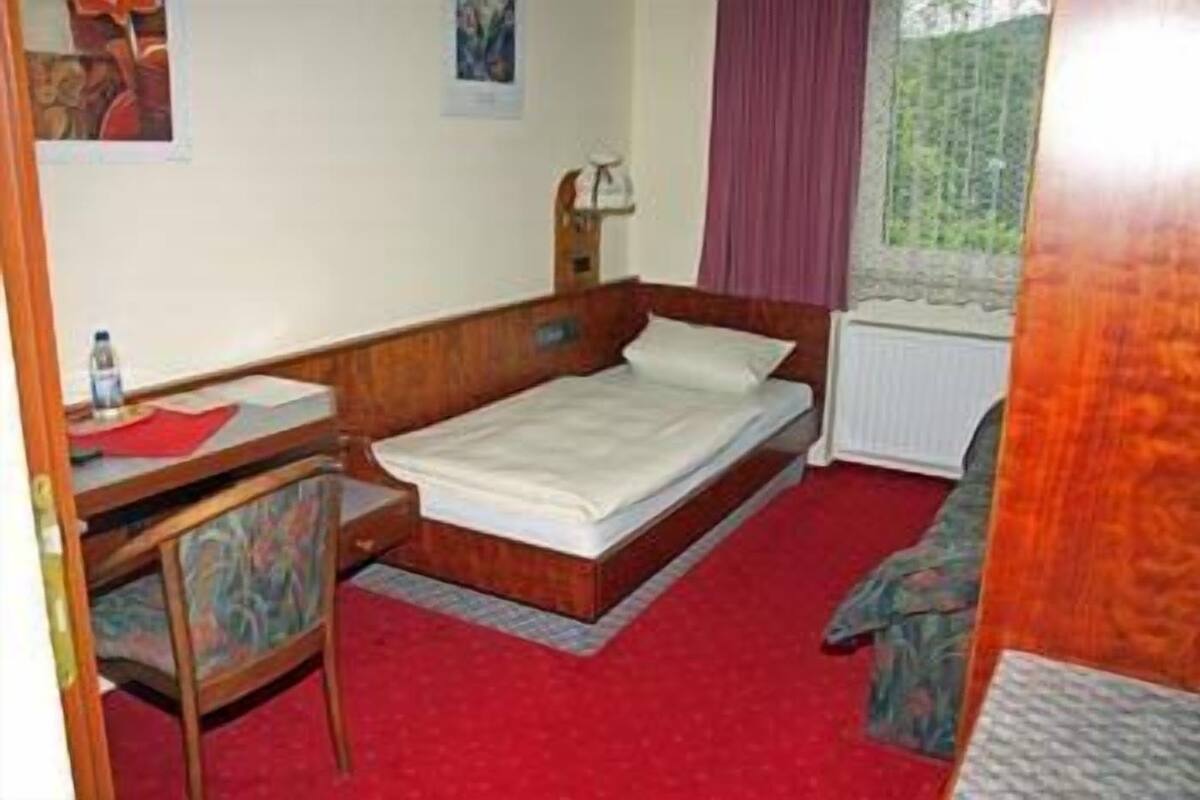 Comfort Single Room | Pillow-top beds, desk, free WiFi, bed sheets