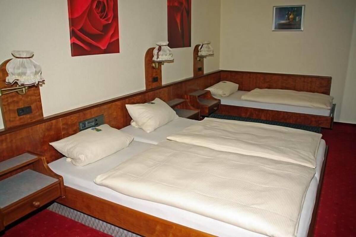 Pillow-top beds, desk, free WiFi, bed sheets