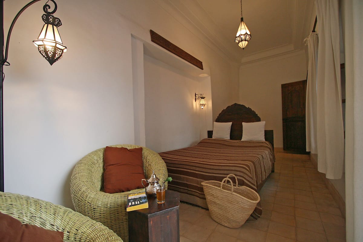 Cortinas blackout, wifi gratis y ropa de cama