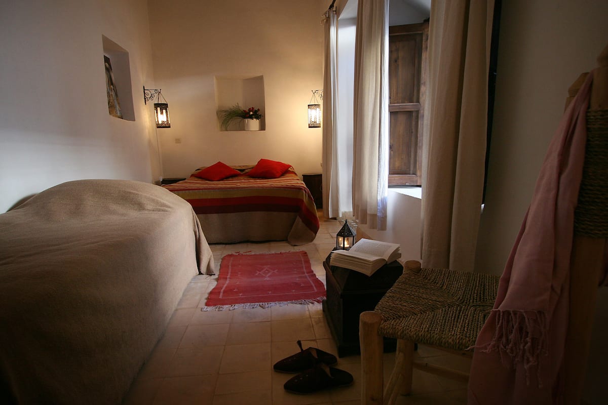 Cortinas blackout, wifi gratis y ropa de cama