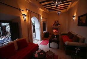 Una sala de estar acogedora con un sofá, una mesa de centro y una chimenea.