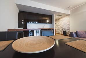 Appartamento Standard | Minibar, una cassaforte in camera, una scrivania, ferro/asse da stiro