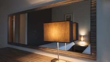 Minibar, caja de seguridad en la habitación y escritorio
