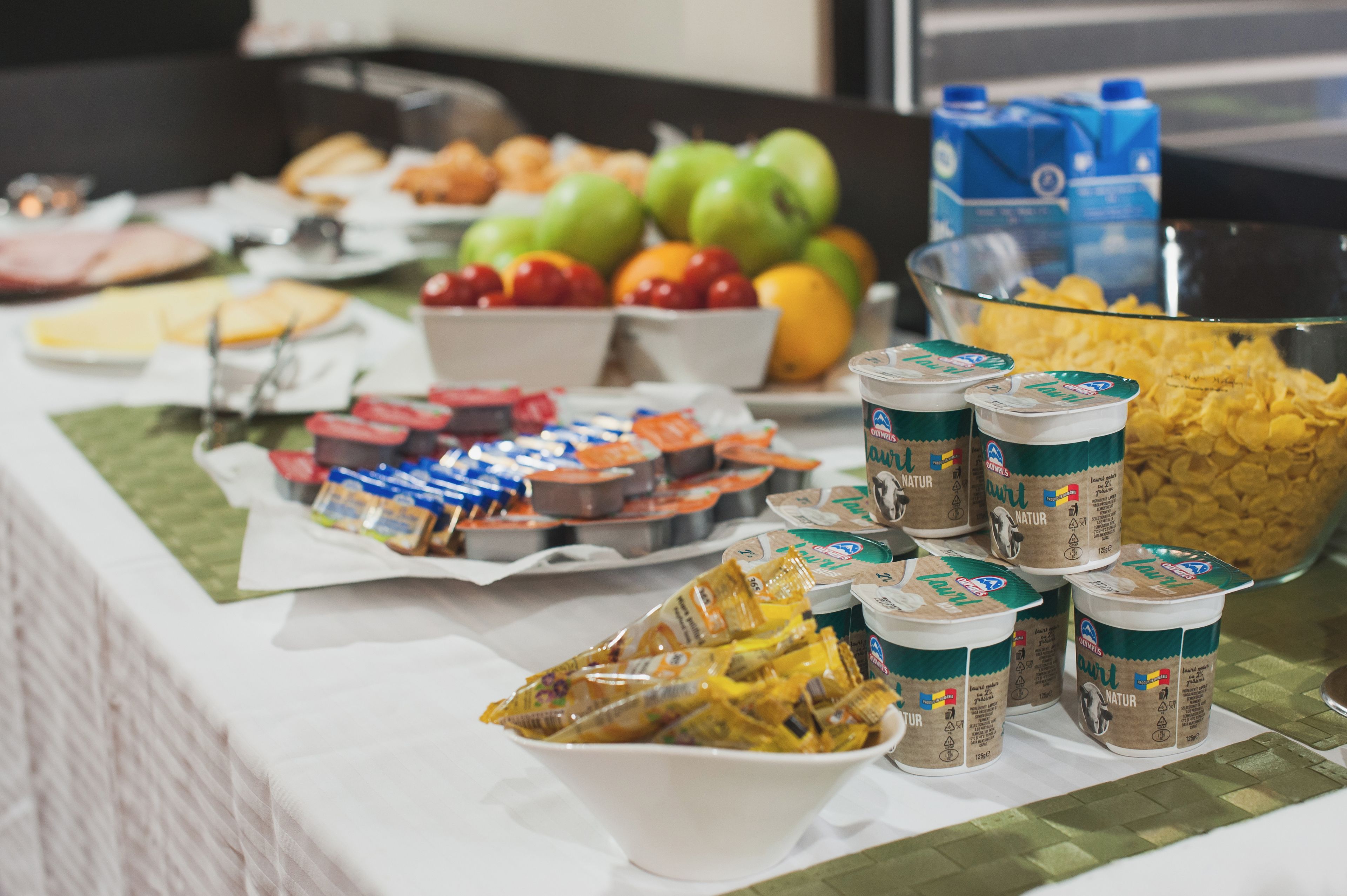 Päivittäinen buffetaamiainen (30 RON per henkilö)