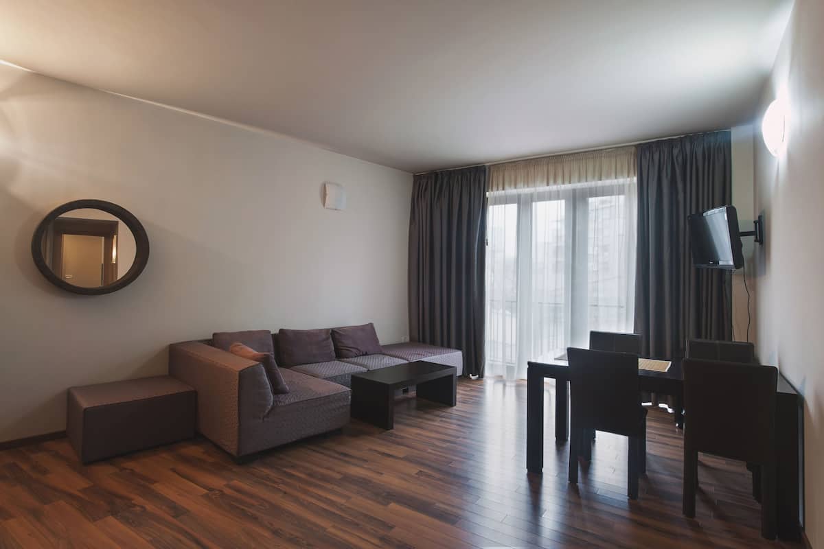 Familienzimmer | Wohnzimmer | 80-Zoll-LCD-Fernseher mit Kabelempfang, Fernseher