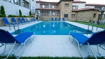 Piscina a l'aire lliure i gandules