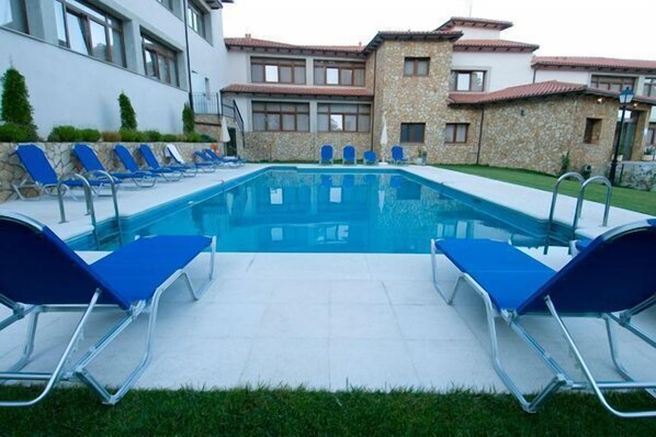 Outdoor pool, pool loungers