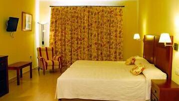 Cobrellits, minibar, caixa forta a l'habitació i escriptori