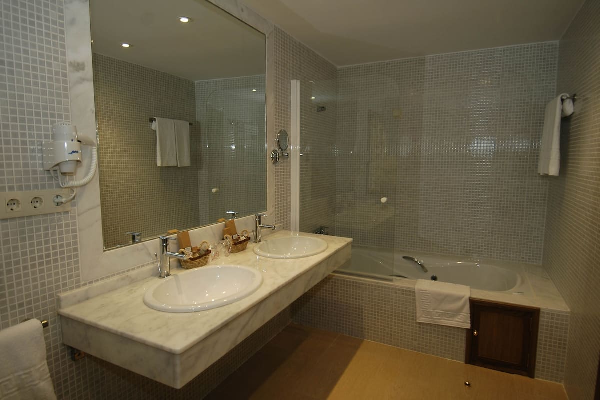 basic twin room | bathroom | hair dryer, bidet, towels