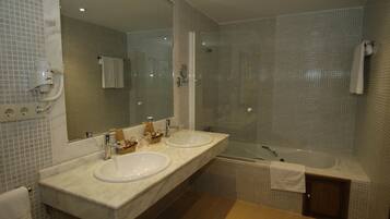 Basic Twin Room | Bathroom | Hair dryer, bidet, towels