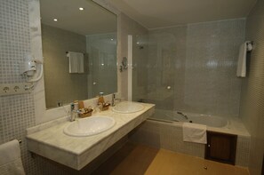 Basic Twin Room | Bathroom | Hair dryer, bidet, towels - Mirador de la Portilla (Jarandilla de la Vera)