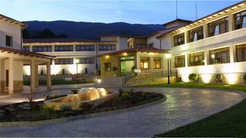 Façana frontal de l'allotjament (vespre/nit)